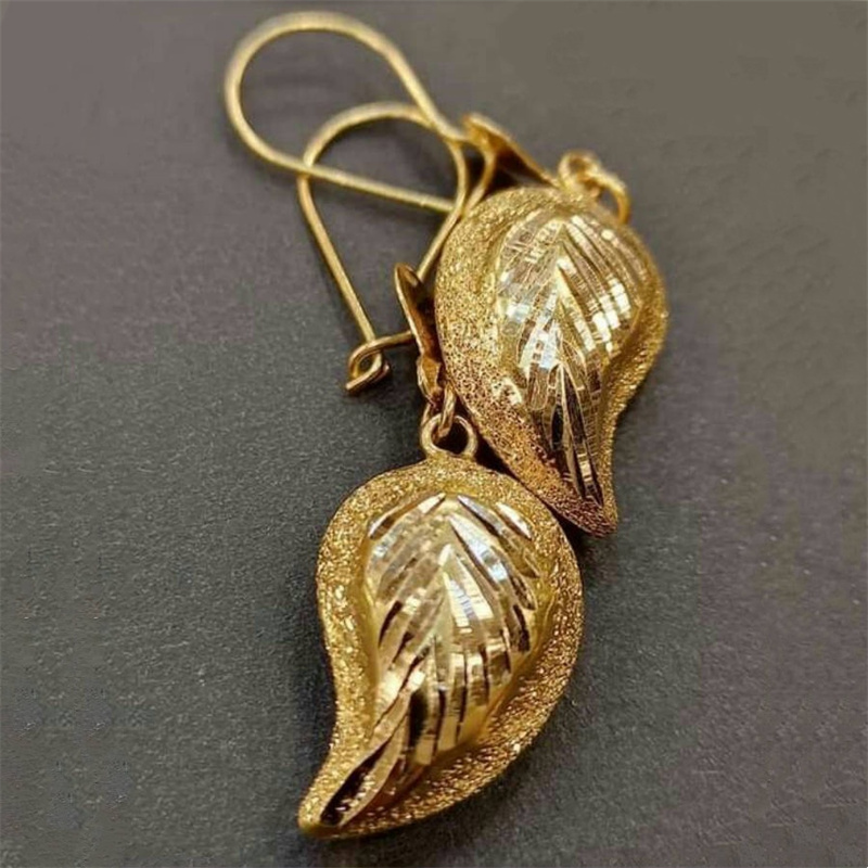 Ethnic Fashion Wear For Women - Orecchini Pendenti Etnici Color Oro per