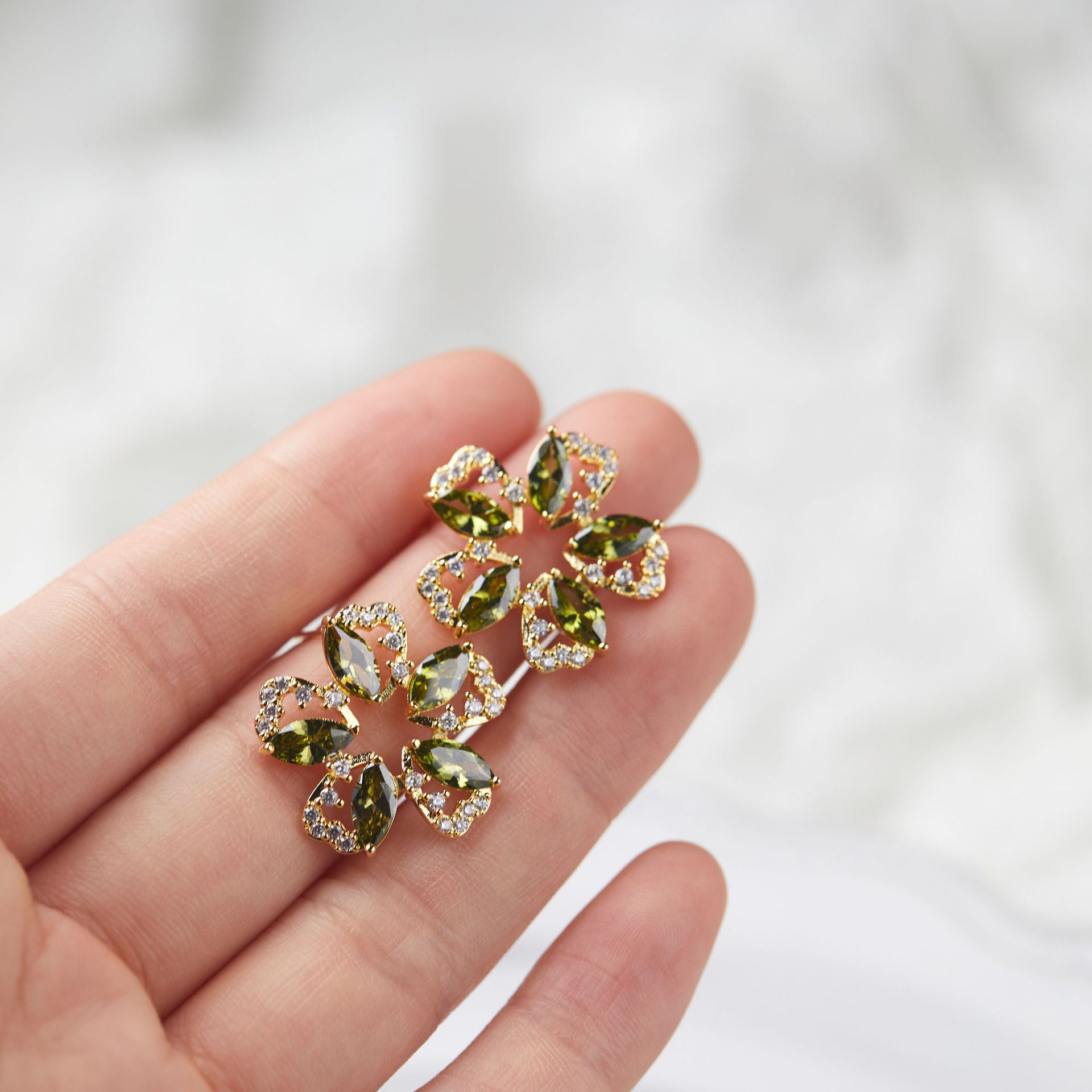 Orecchini a Perno con Fiore di - Ethnic Fashion Wear For Women recensione e prezzo